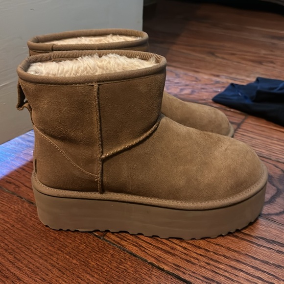 Ugg platform boots - Picture 2 of 2